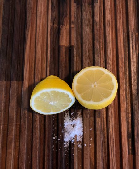 Skærebræt med citron og salt
