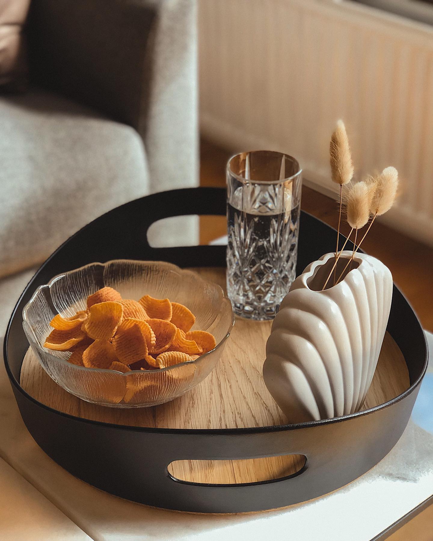 Billede af Hermod serveringsbakke med skål med chips, glas vand og vase med blomst i